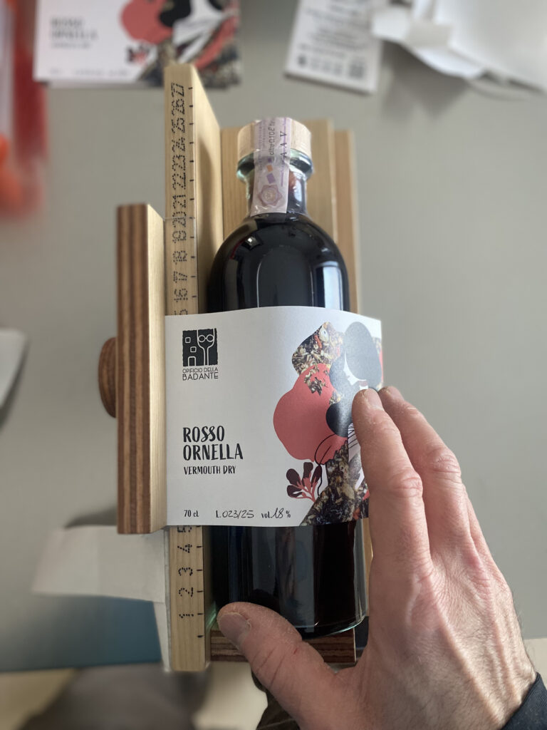 Una bottiglia di Rosso Ornella in mano