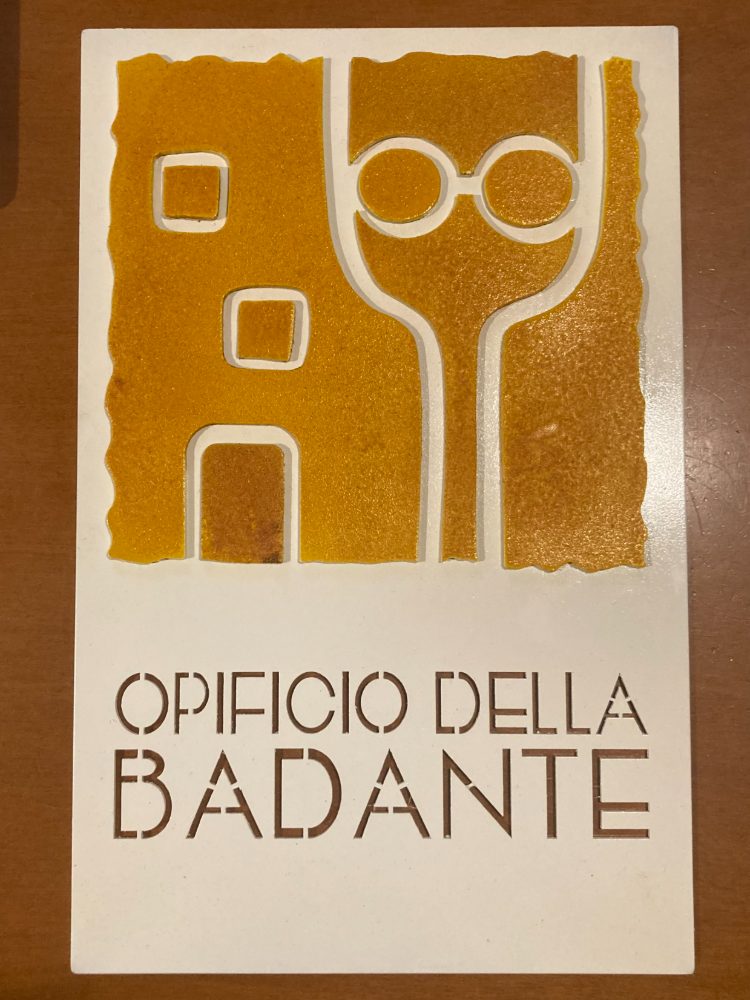 La targa in ceramica dell'Opificio della Badante