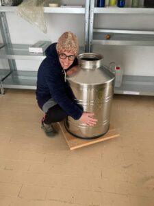 Al lavoro in opificio, accanto al tino in acciaio