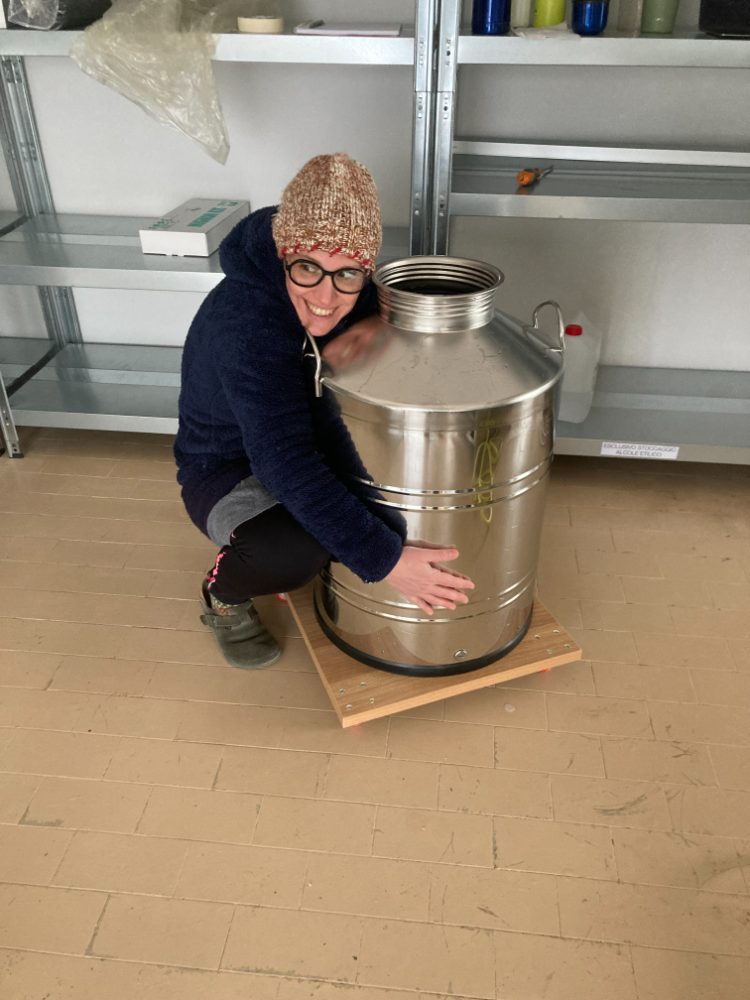 Al lavoro in opificio, accanto al tino in acciaio